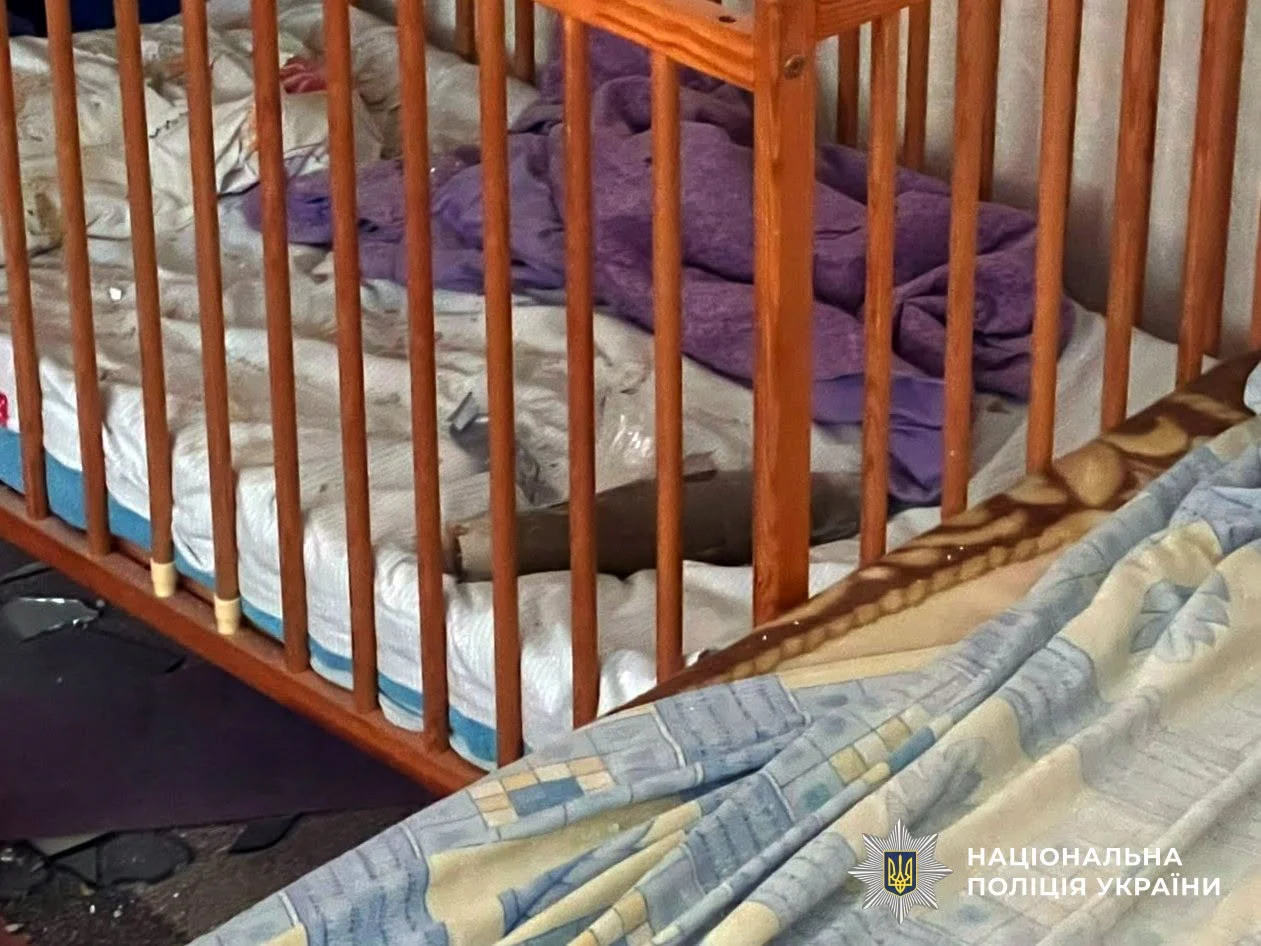 (Фото) Руска граната падна во креветчето на 2-годишно момче во Украина