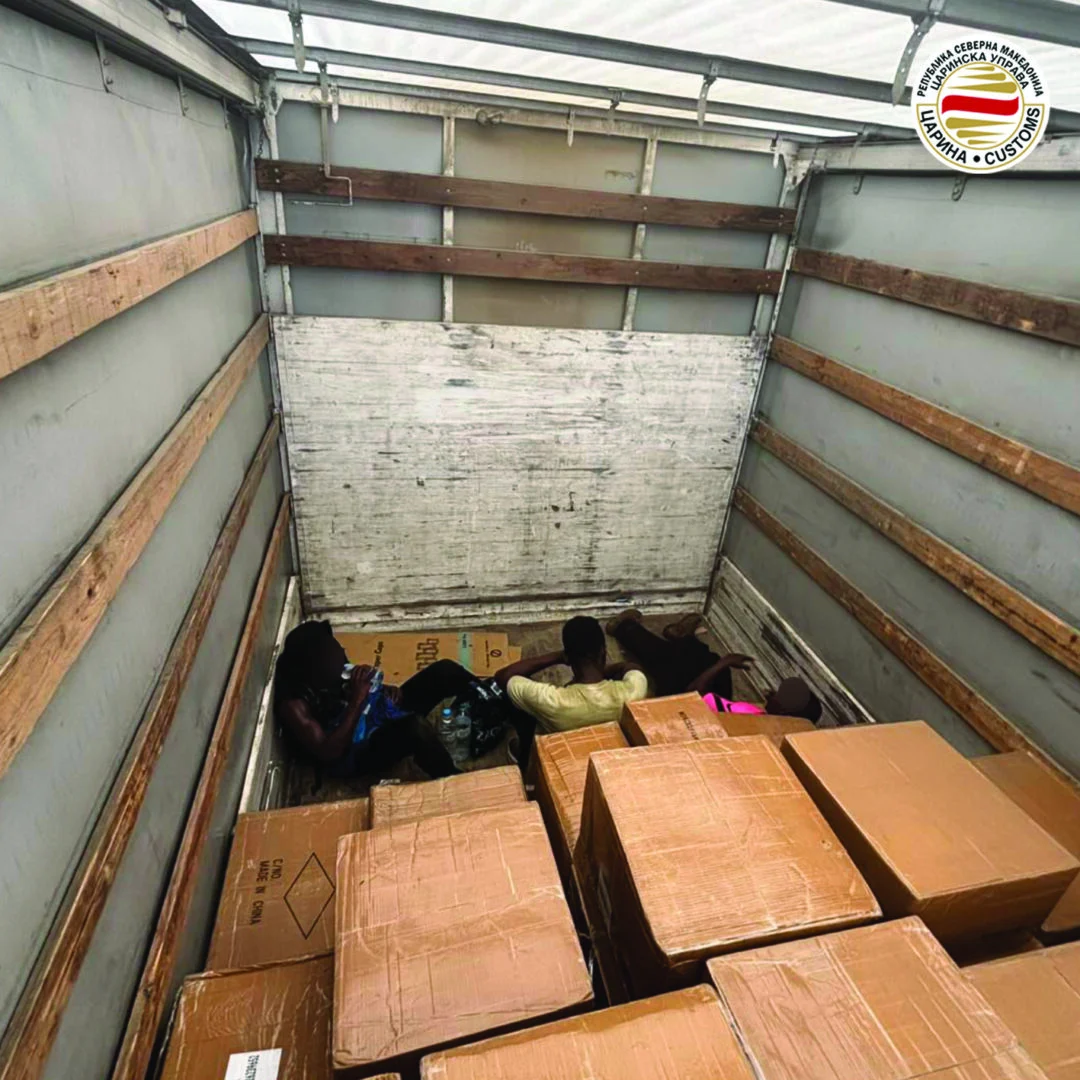 (Фото) Царинските службеници пронајдоа тројца илегални мигранти од Судан: се криеле меѓу кутиите во камион