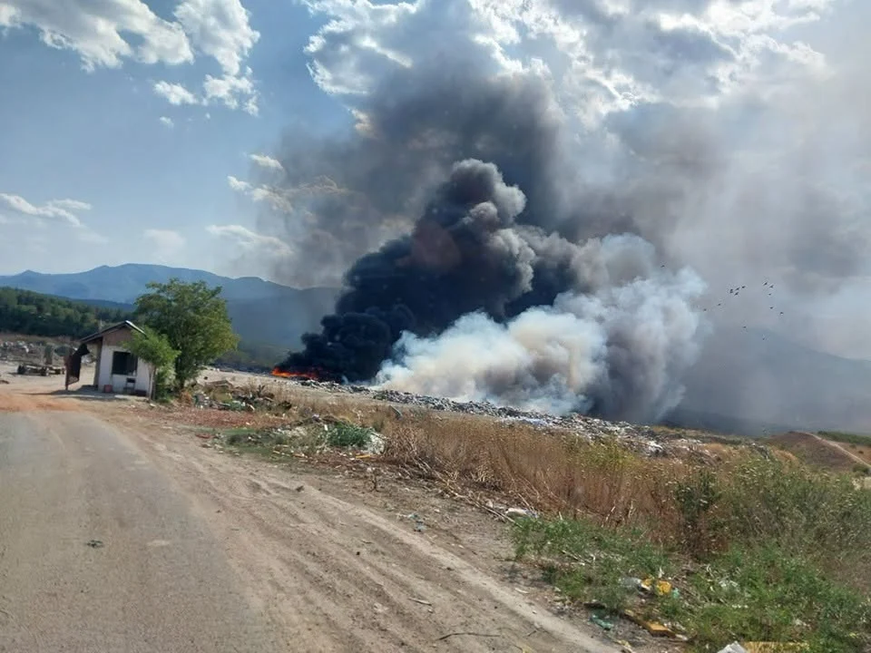 (Фото/видео) Јанчев за пожарот во депонијата: Ова е напад врз градот, граѓаните и животната средина