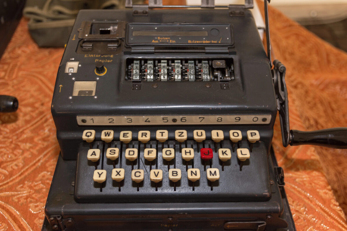 GPT-6 Astra ја проби шифрата од „Енигма“ од 1941 година: AI откри тајна порака од германската војска