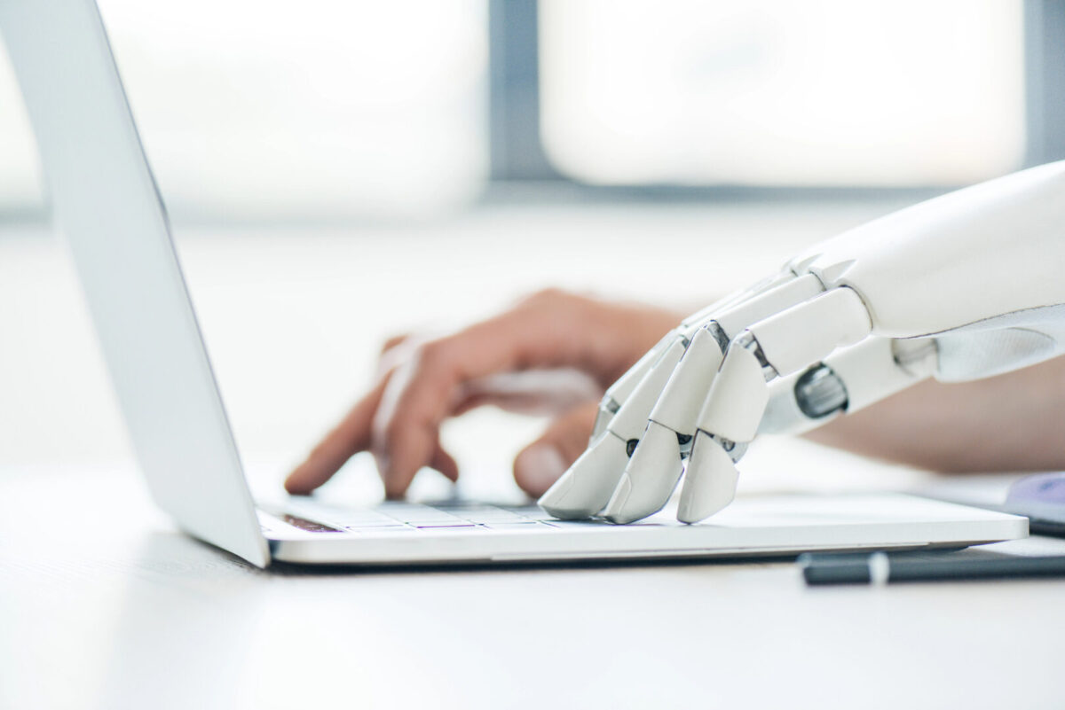 Microsoft го критикува Anthropic: Обуката на AI може да го отежне нејзиното исклучување