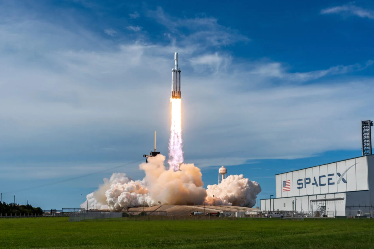 (Видео) Џиновската ракета на SpaceX за првпат кружеше околу Земјата: снимките се спектакуларни