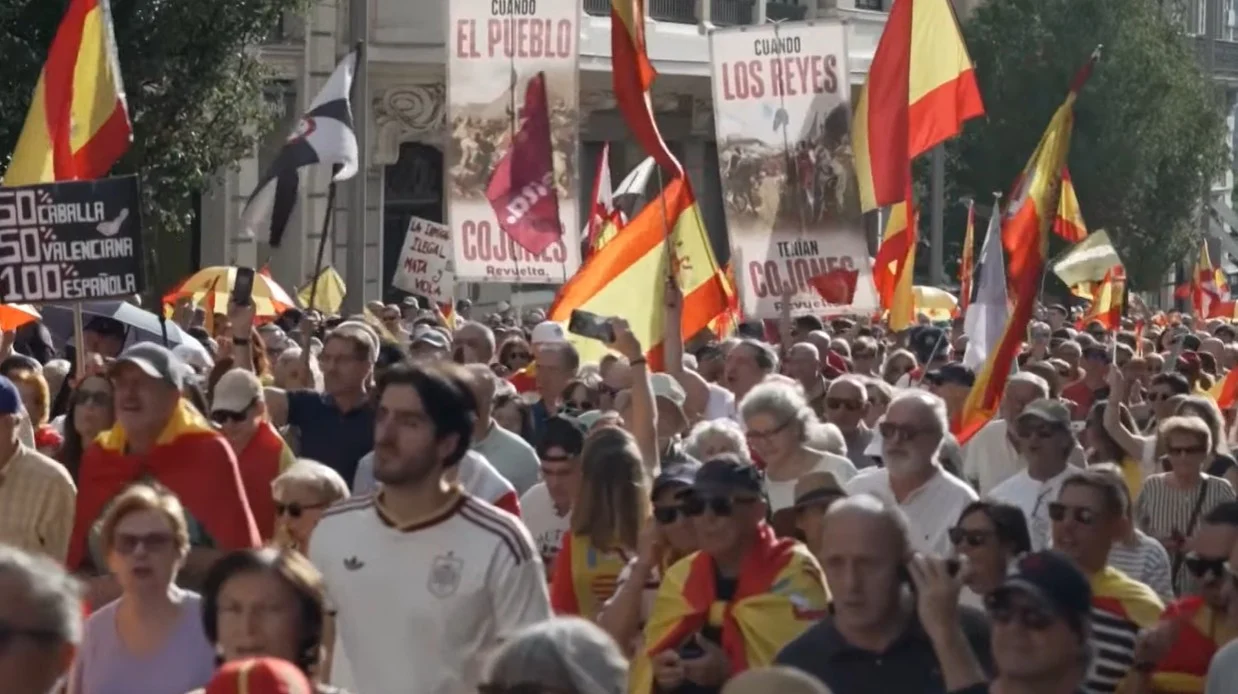 (Видео) Илјадници протестираа во Мадрид против политиката на Владата кон мигрантите во Сеута