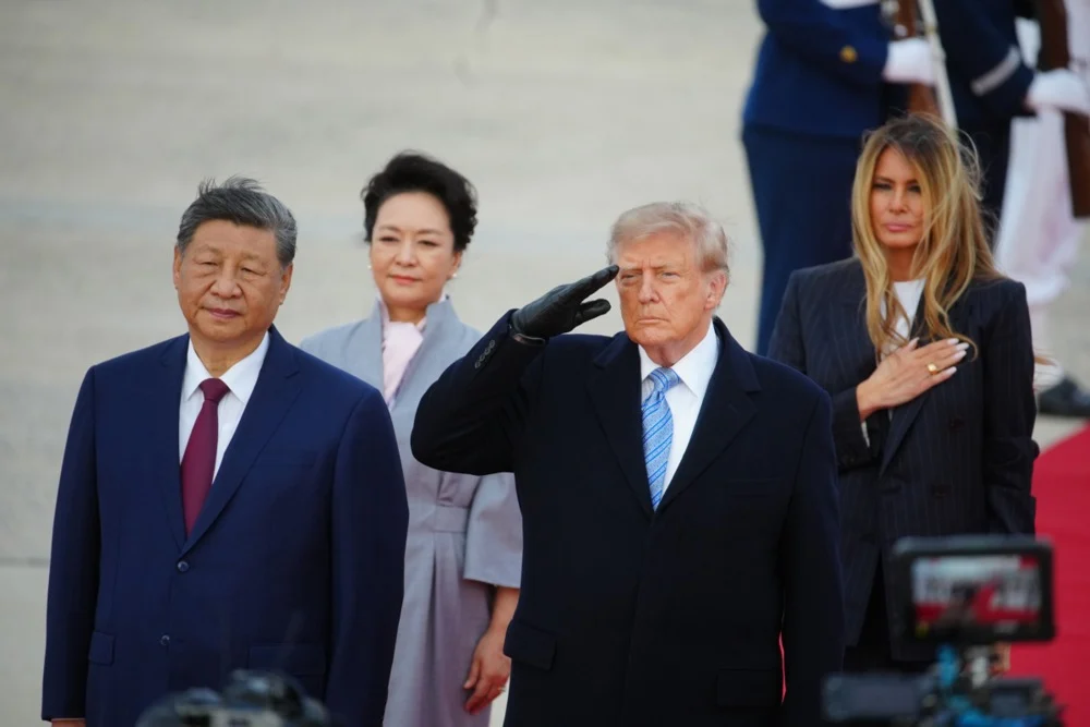 (Видео) Трамп направи болна гримаса пред кинескиот претседател додека воени авиони прелетуваа над нив