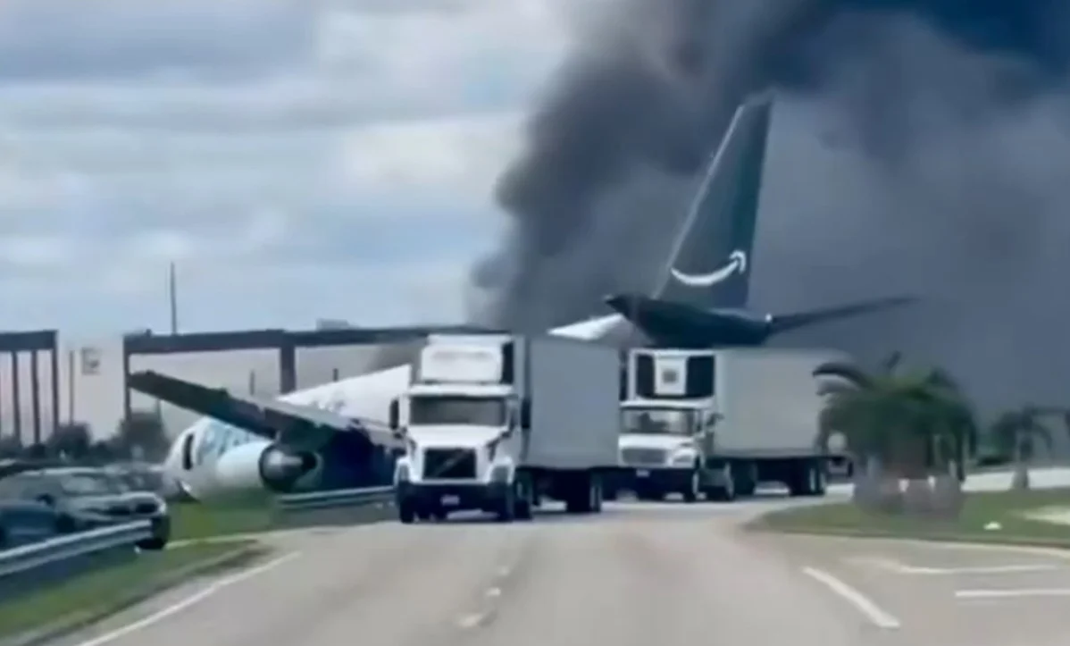 (Видео) „Боинг 767“ излета од пистата во Мајами и заврши на пат