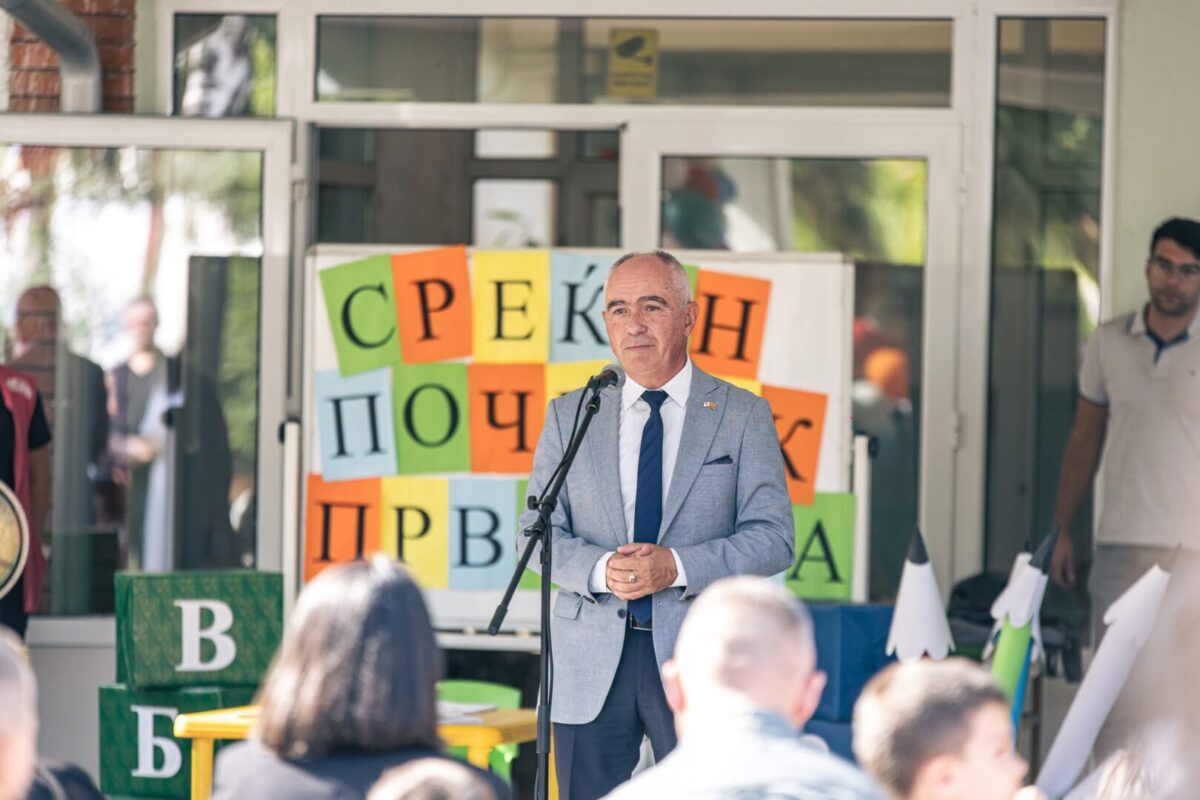 Коњановски им посака успешна учебна година на битолските првачиња