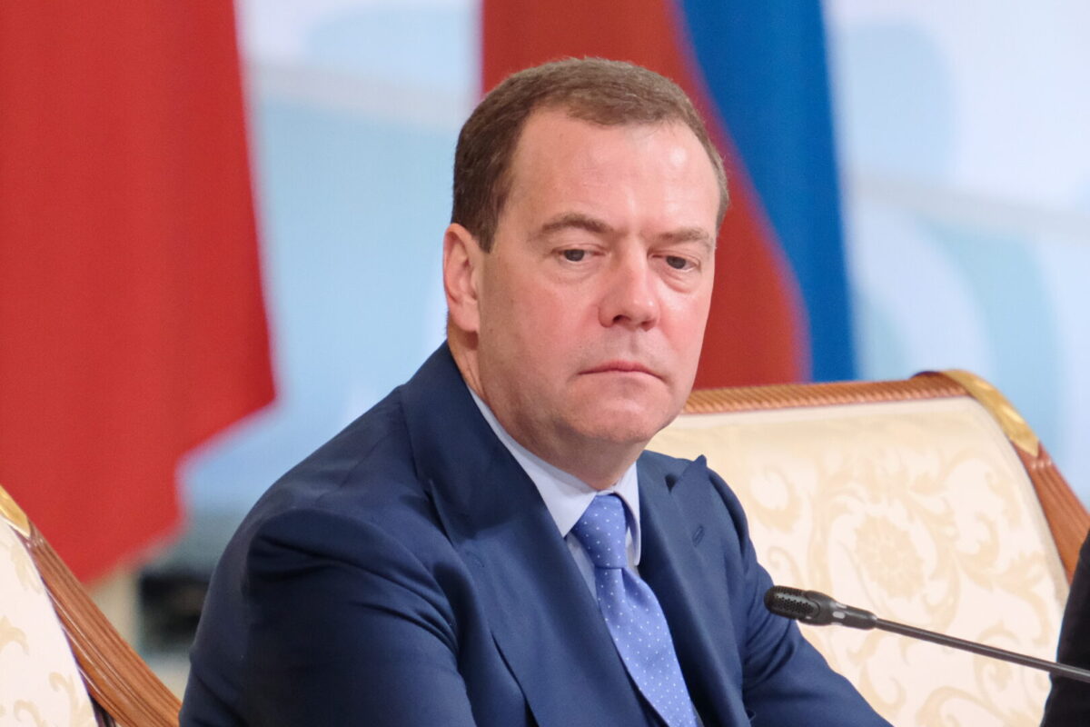 Медведев: Европа ја измислува руската закана за да го оправда финансирањето на Украина