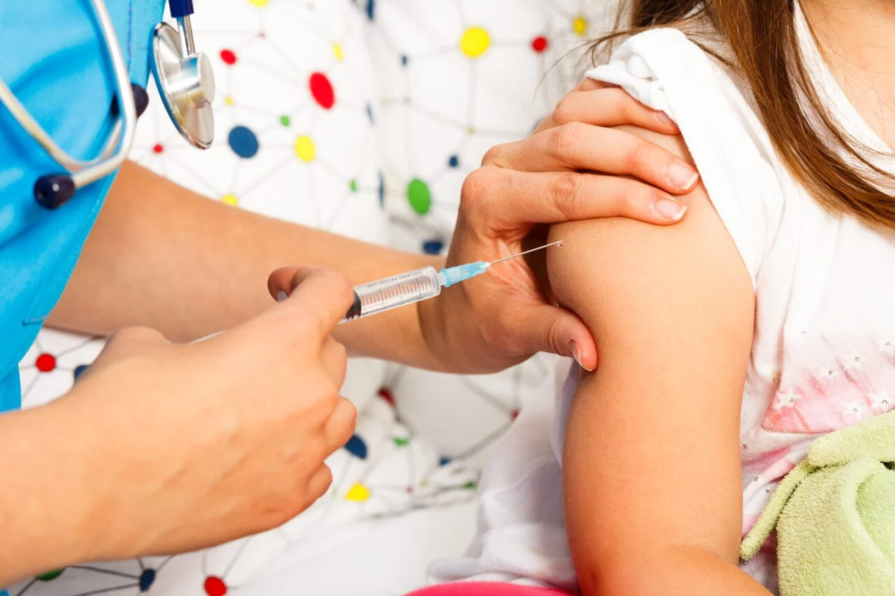 Научниците предупредуваат на пад на стапката на вакцинација кај децата во Европа