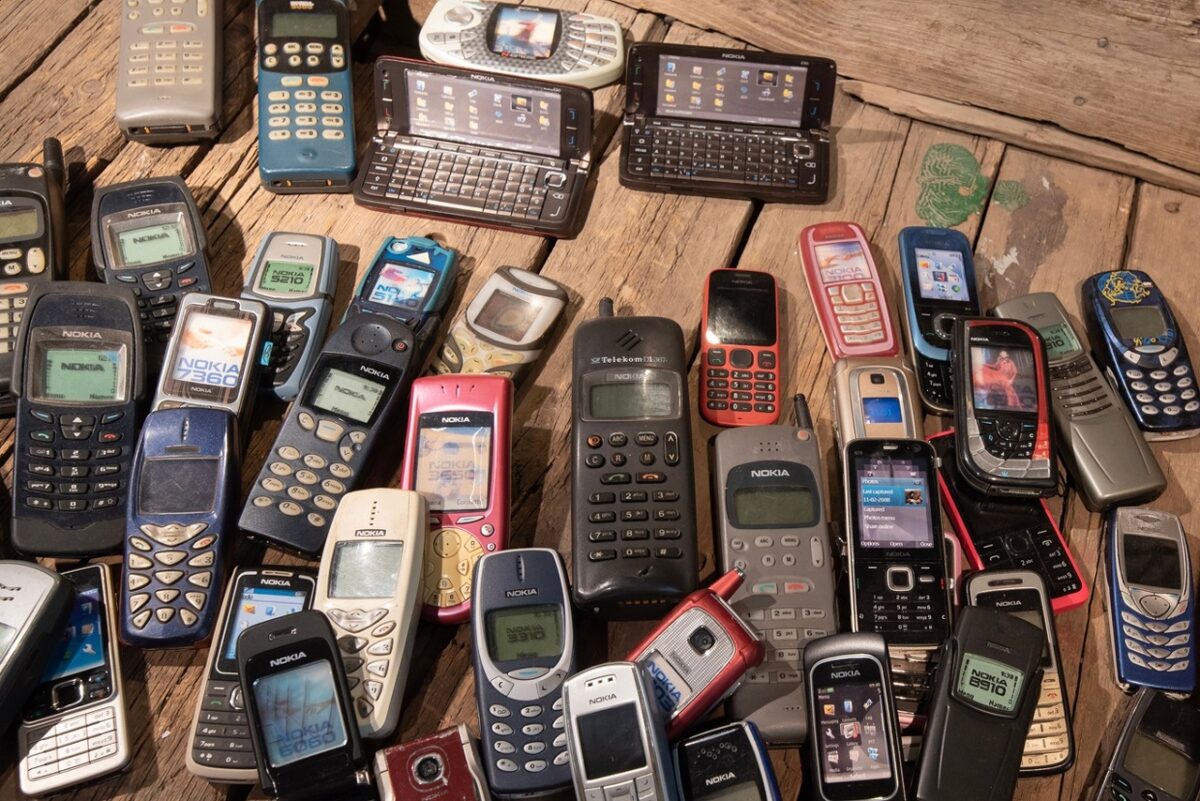 Не ги фрлајте старите мобилни телефони: iPhone од 2007 година беше продаден за повеќе од 190.000 долари