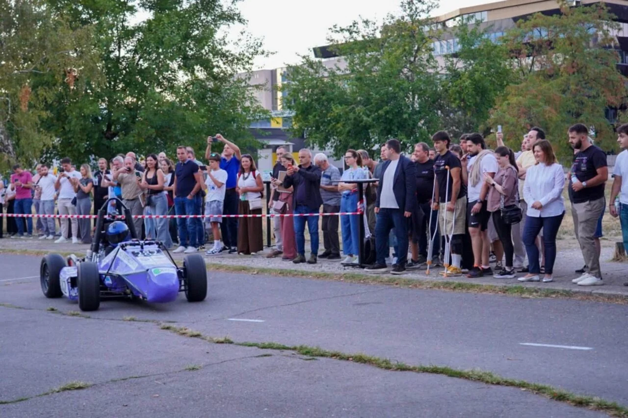 (Фото) Божиновска на презентацијата на новиот болид на MES Racing: Македонските студенти покажуваат дека имаат знаење за големата инженерска сцена
