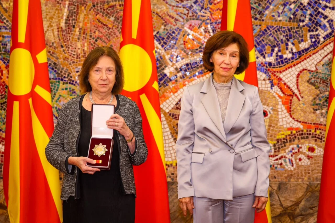 (Фото) Сиљановска-Давкова ја одликуваше Светлана Мојсов со Орден „8 Септември“