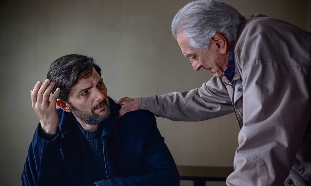 „The Whisper Man“: Дали Роберт де Ниро конечно ја заработи пензијата? Судејќи по оваа глупост – не!