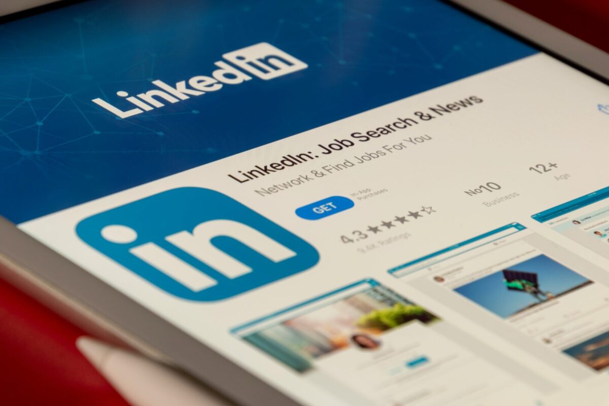LinkedIn воведува нови мерки: Застанува на пат на лажните профили и биографии