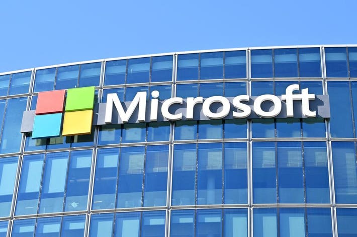 Microsoft им нуди отпремнини на 60.000 вработени додека вложува милијарди во вештачка интелигенција