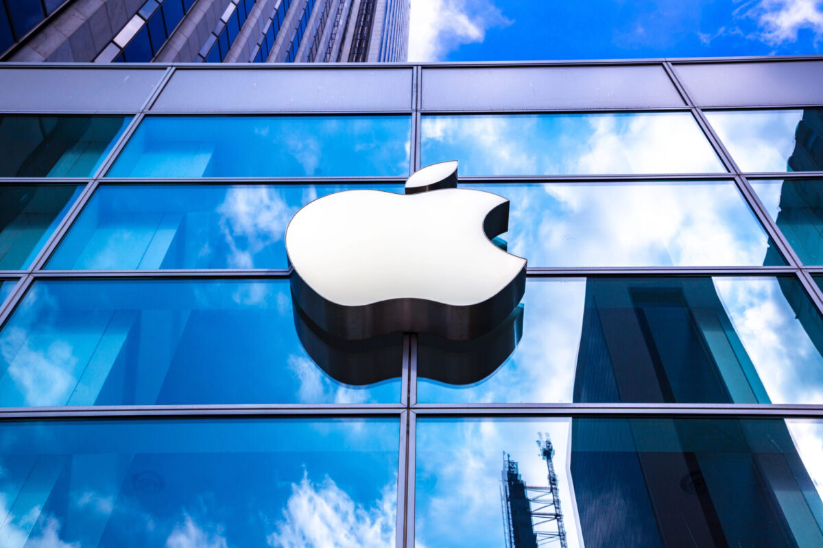 (ВИДЕО) Продаден по рекордна цена: Стар компјутер на Apple му донесе еден милион долари