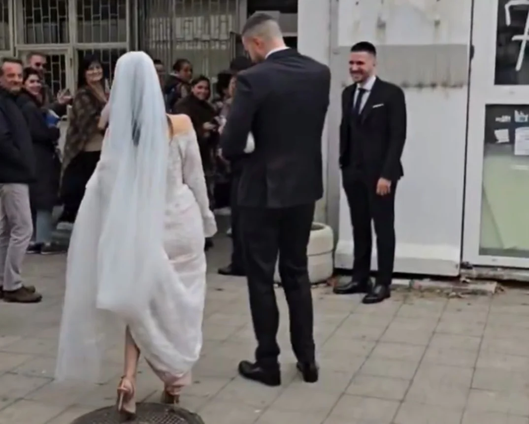 (Видео) Во венчаница на гласање: Младенците се појавија на избирачко место во Белград