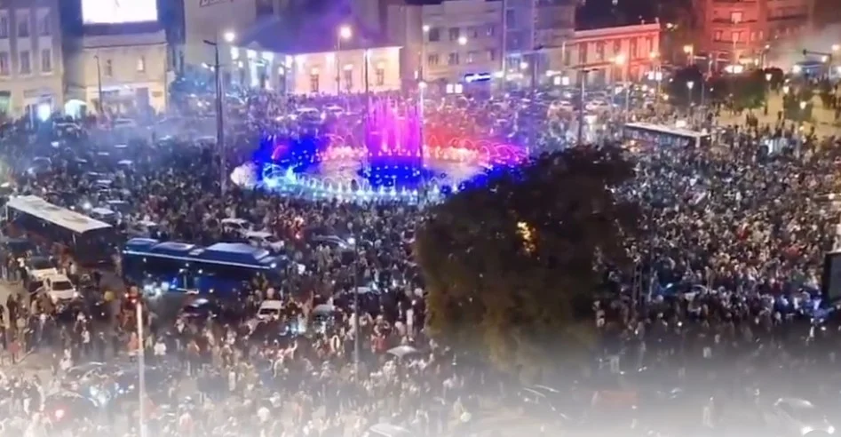 (Видео) Десетици илјади луѓе се собраа ноќеска на плоштадот Славија во Белград за да ја прослават победата на Студентската листа