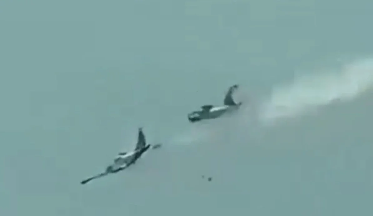 (Видео) Драматични снимки од судирот на два воени авиона во воздух – загинаа сите четворица пилоти
