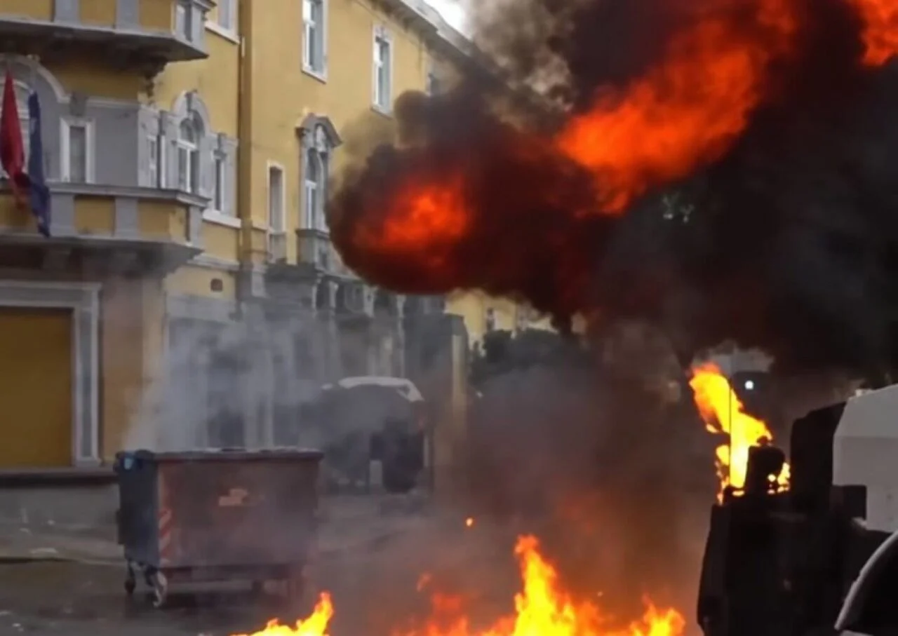 (Видео) Ескалација на протестите во Тирана, демонстранти со качулки фрлаа камења кон полицијата