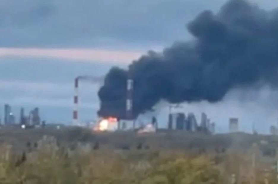 (Видео) Зеленски: Погодивме две руски рафинерии, едната со дронови со домет од 2.500 километри