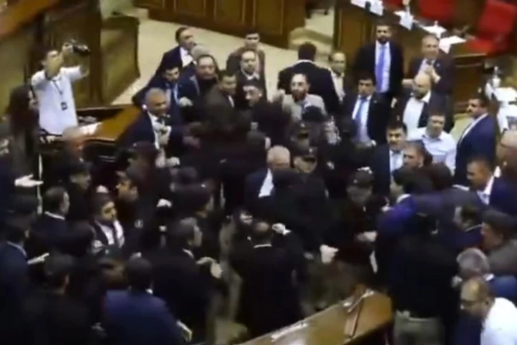 (Видео) Летаа столови, тупаници и клоци: општа тепачка во ерменскиот парламент