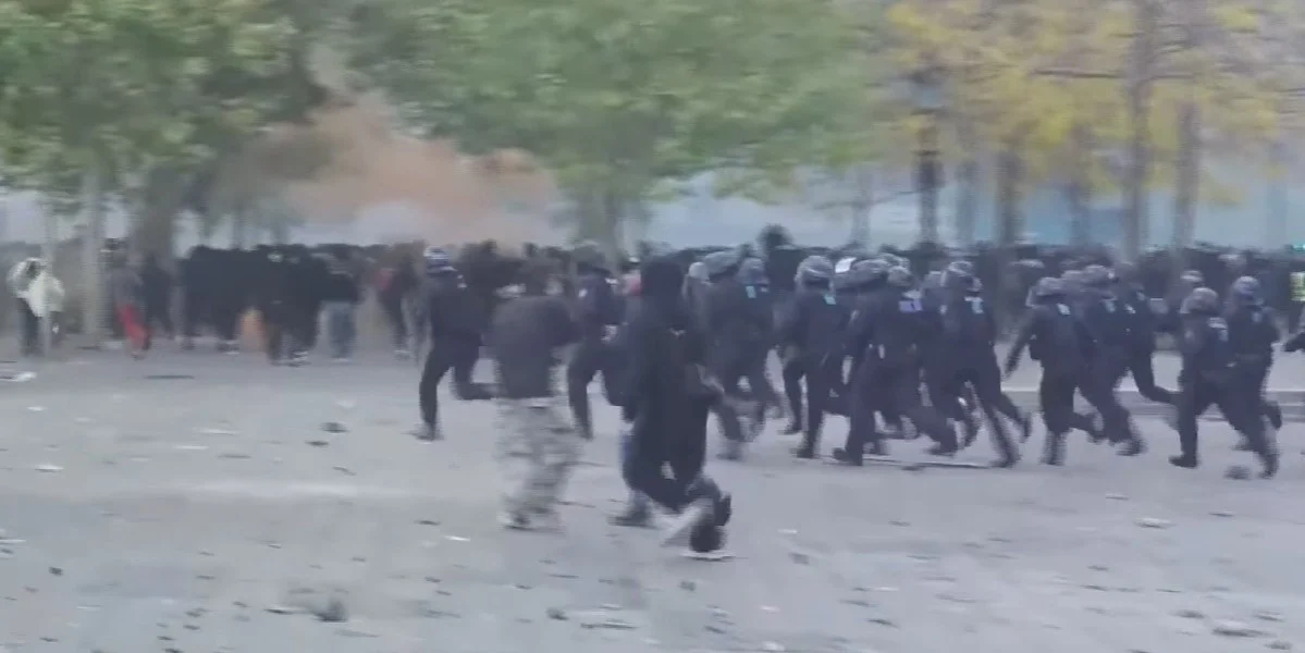 (Видео) Нови протести во Париз пред обраќањето на Макрон, младите велат: „Ништо не може да нè смири“