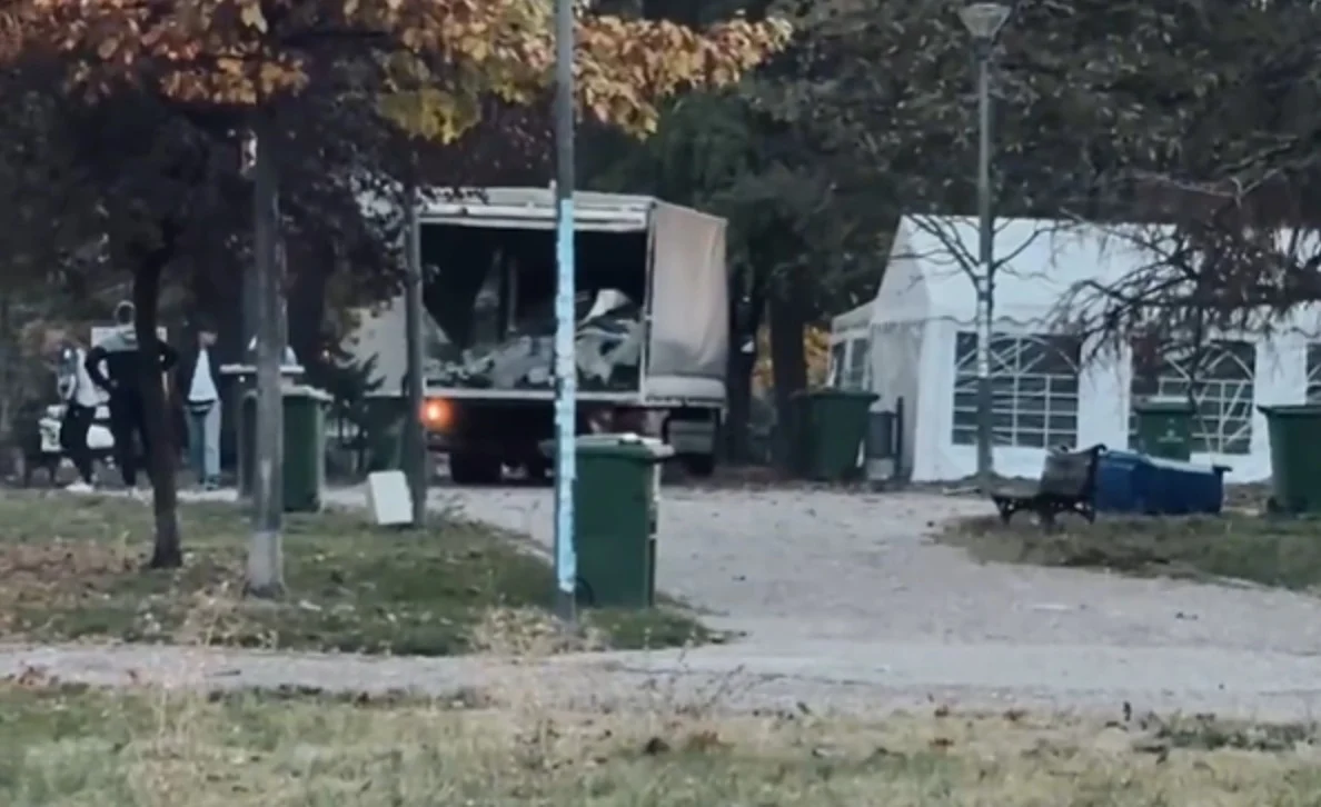 (Видео) Повторно се поставуваат шатори во „Ќациленд“ во Белград, пристигнуваат камиони со опрема