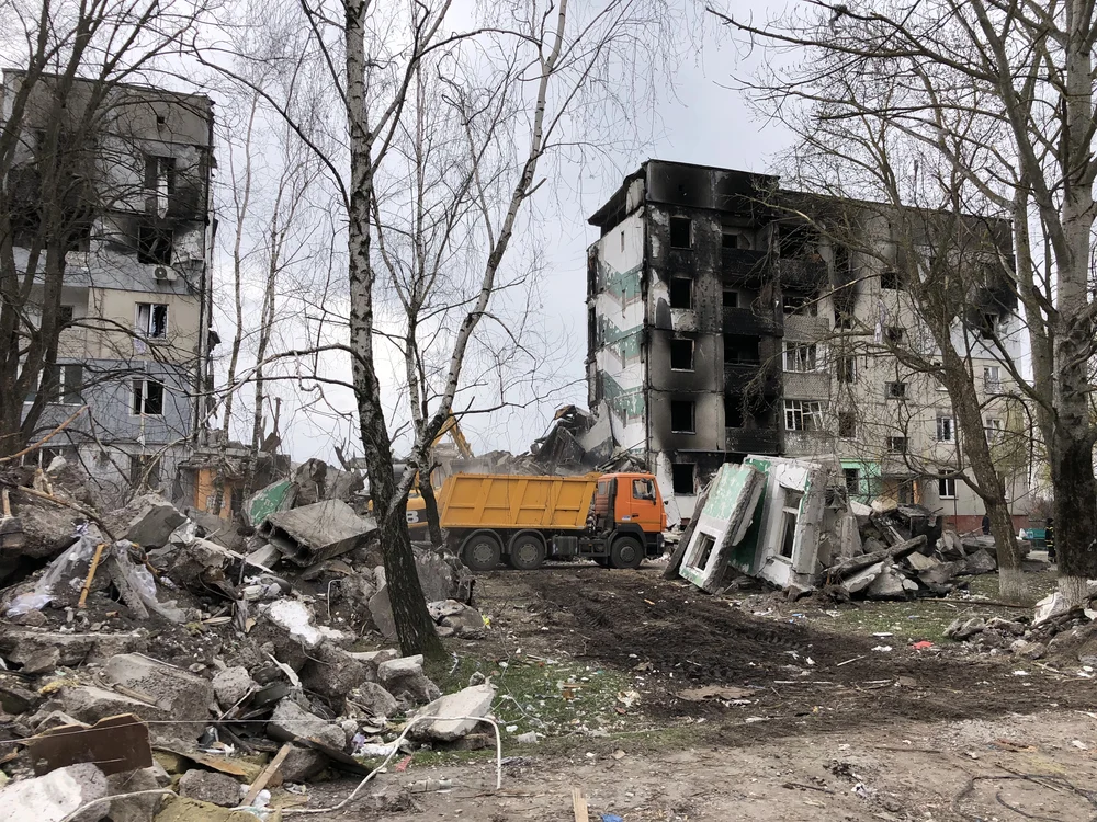 (Видео) Руски дрон удри директно во облакодер во Киев
