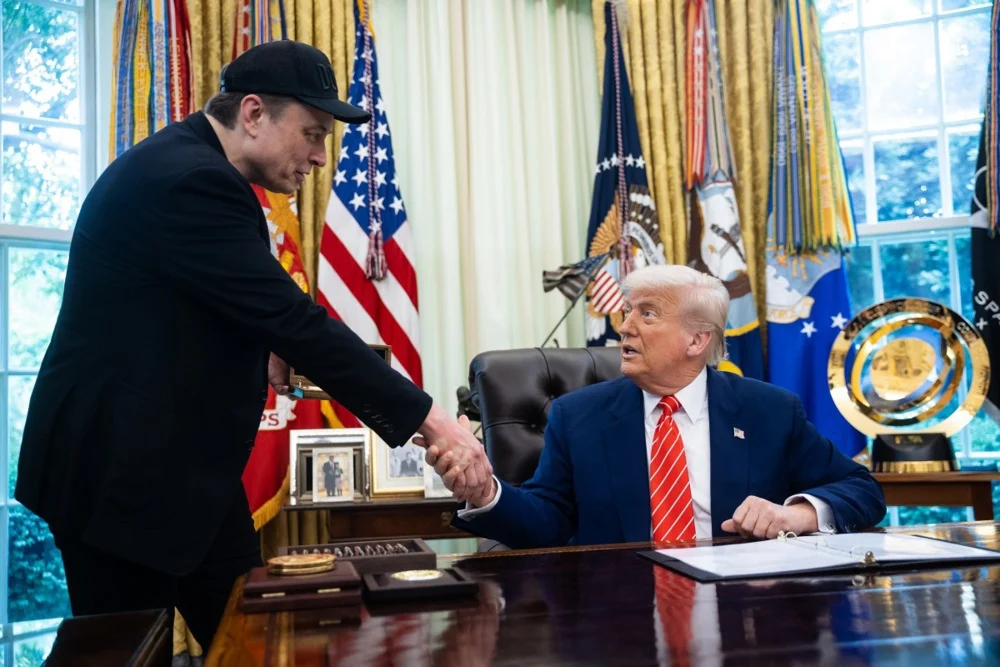 (Видео) Трамп му врачи на Маск медал за наука: „Тој е нашиот современ Томас Едисон“
