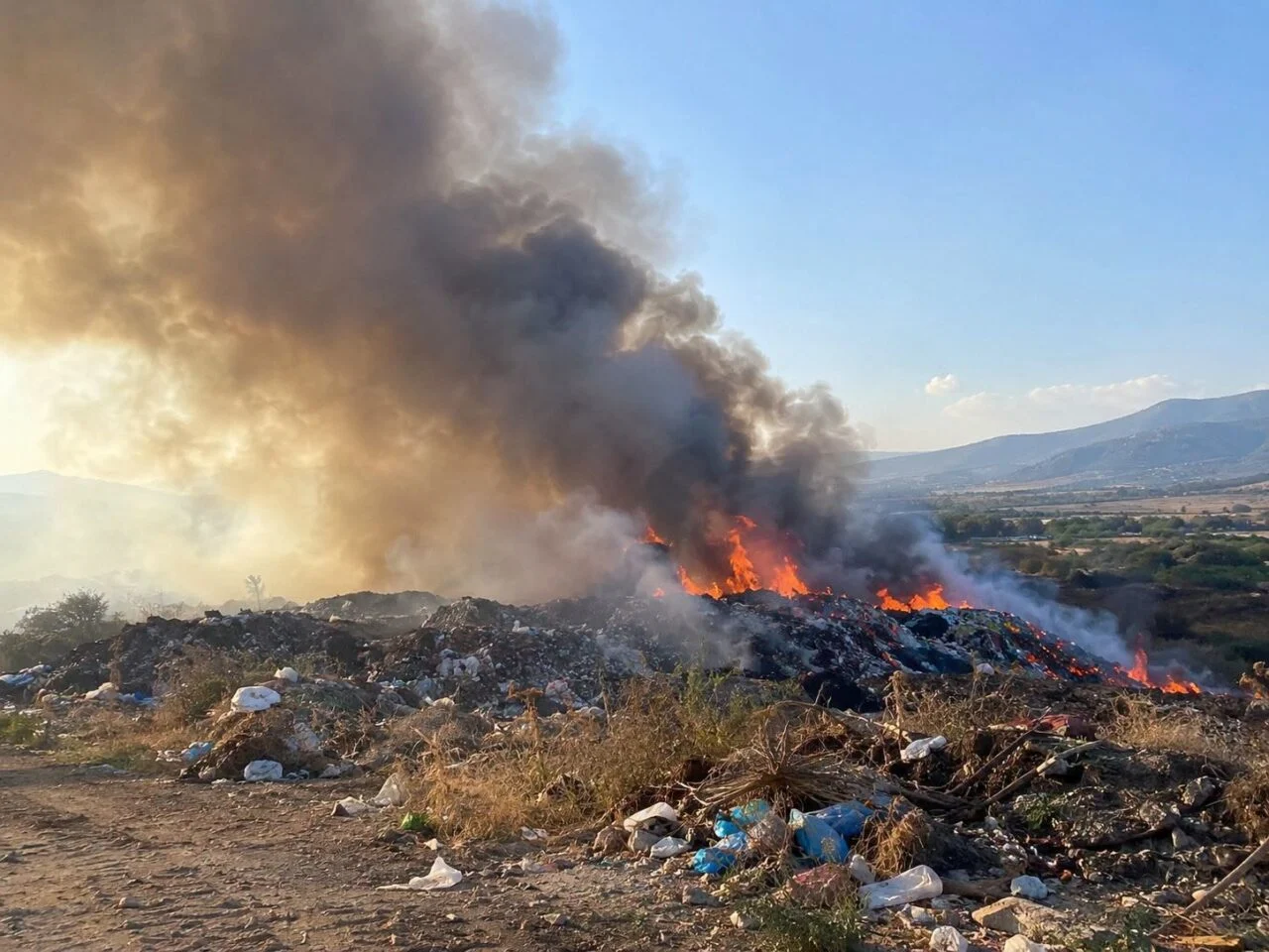 Гори депонијата во Еднокуќево – чадот се чувствува и во околината на Струмица, известија струмичките пожарникари