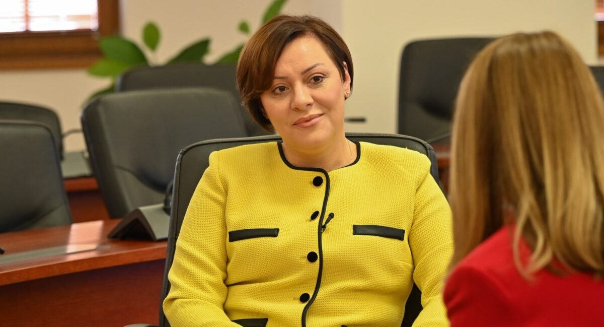 Димитриеска-Кочоска: Јавниот долг е во планираните рамки, можно задолжување во два дела во 2027