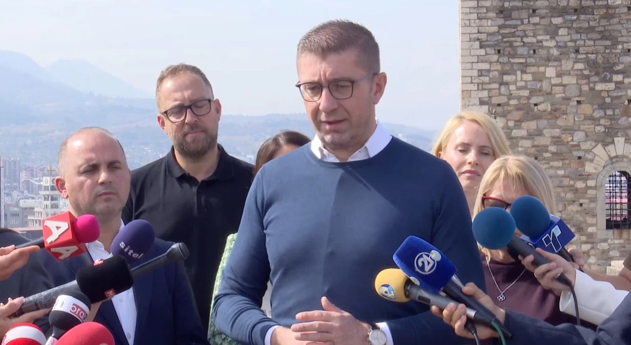 Излезот од блокадата со Бугарија е во дијалогот, смета Мицкоски