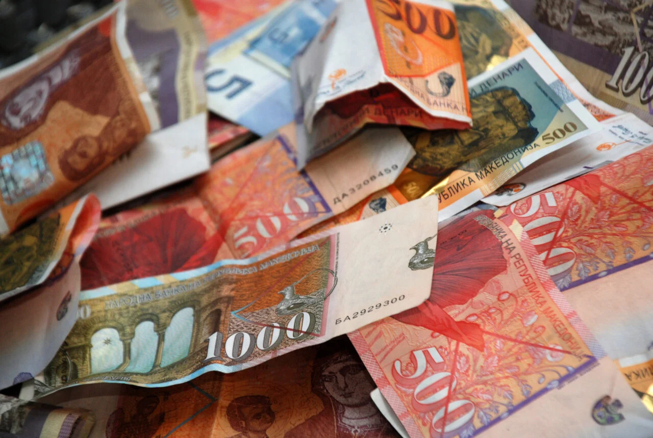Млад делчевец пронашол 114.000 денари и 2.000 евра и ги предал во полиција