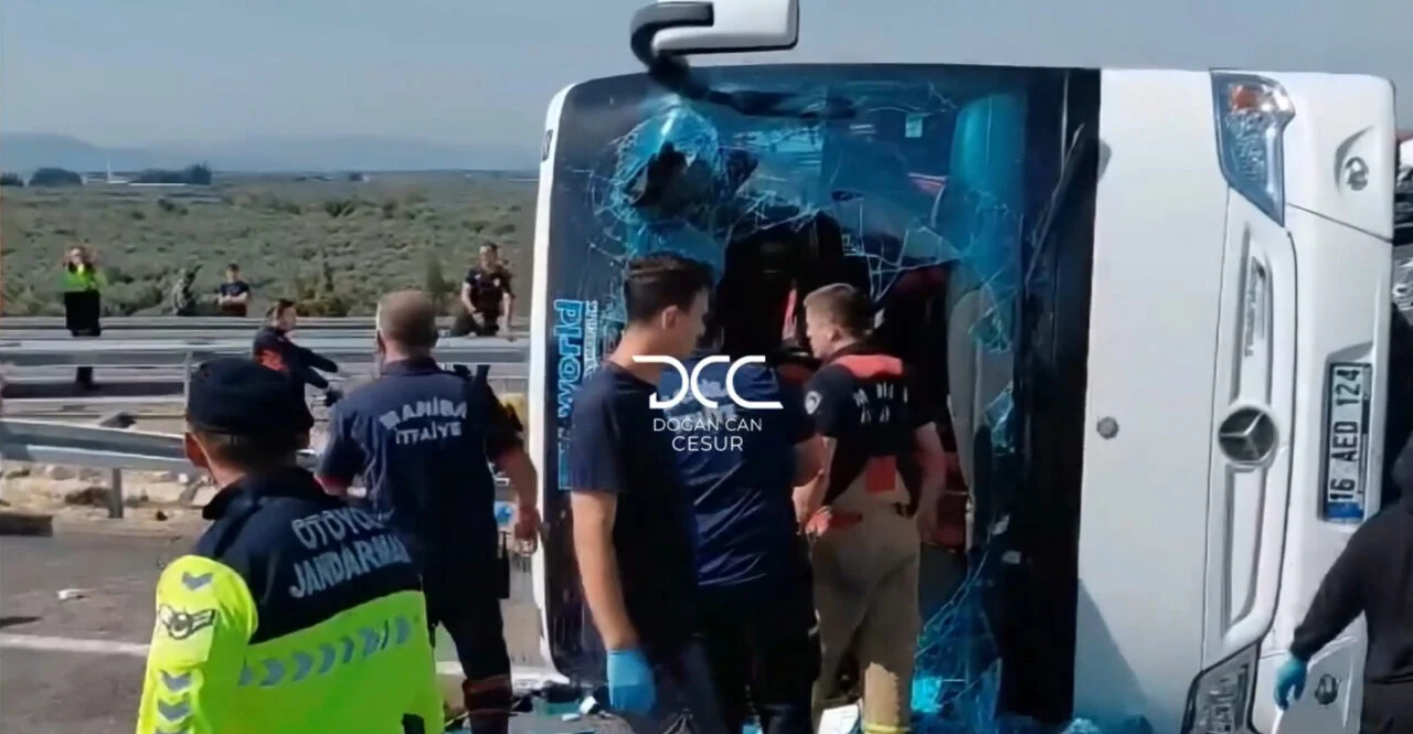 Најмалку 11 загинати и 27 повредени во судир на туристички автобус и камион во Турција