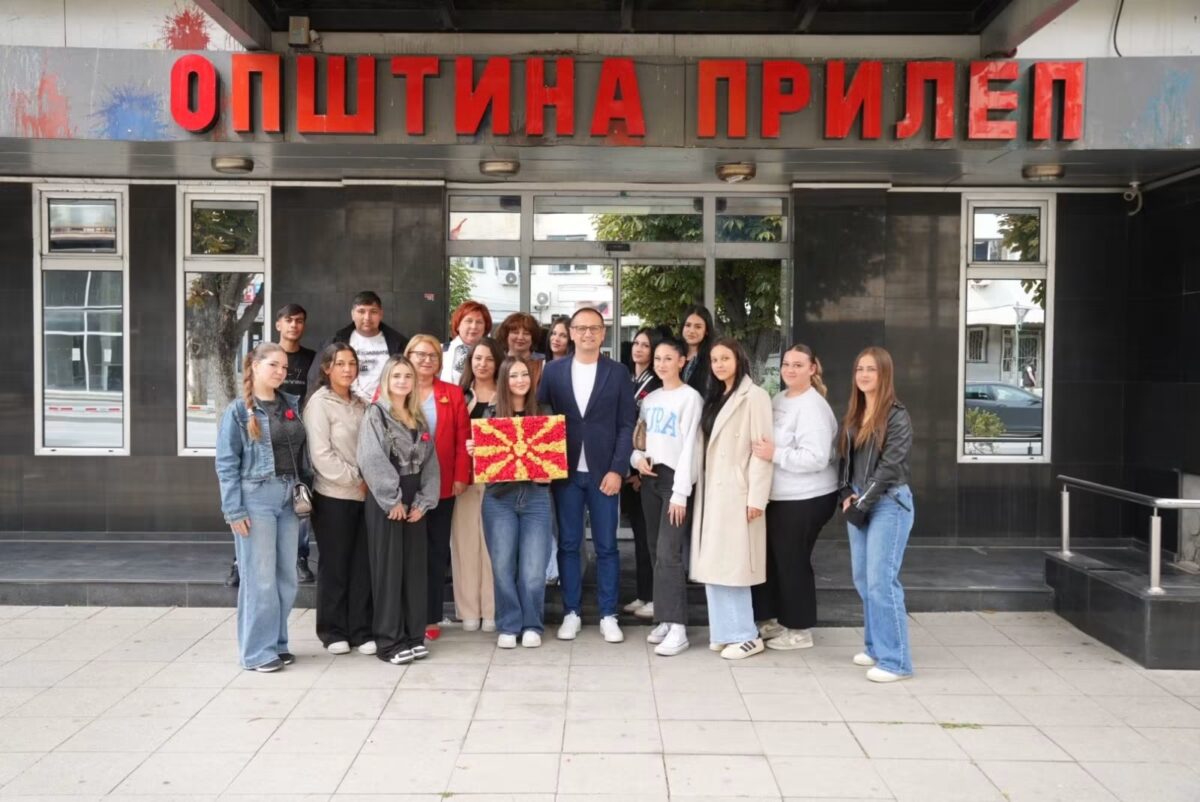 Проданоски доби рачно изработено македонско знаме од учениците на „Ѓорче Петров“ во пресрет на 11 Октомври
