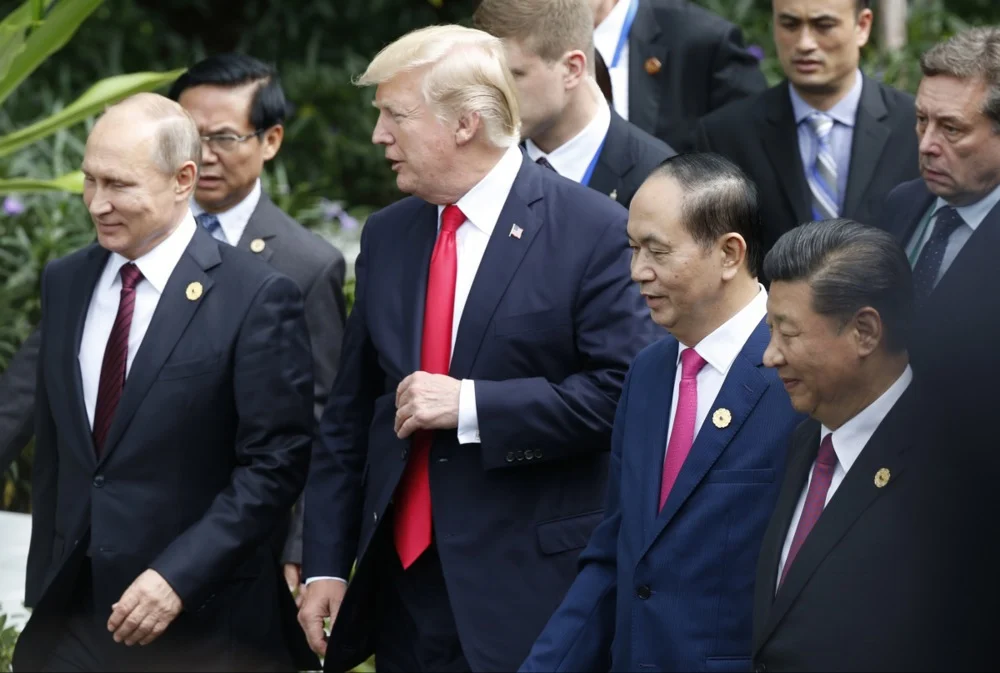 Путин сака со Трамп и Ши да договори крај на војната во Украина