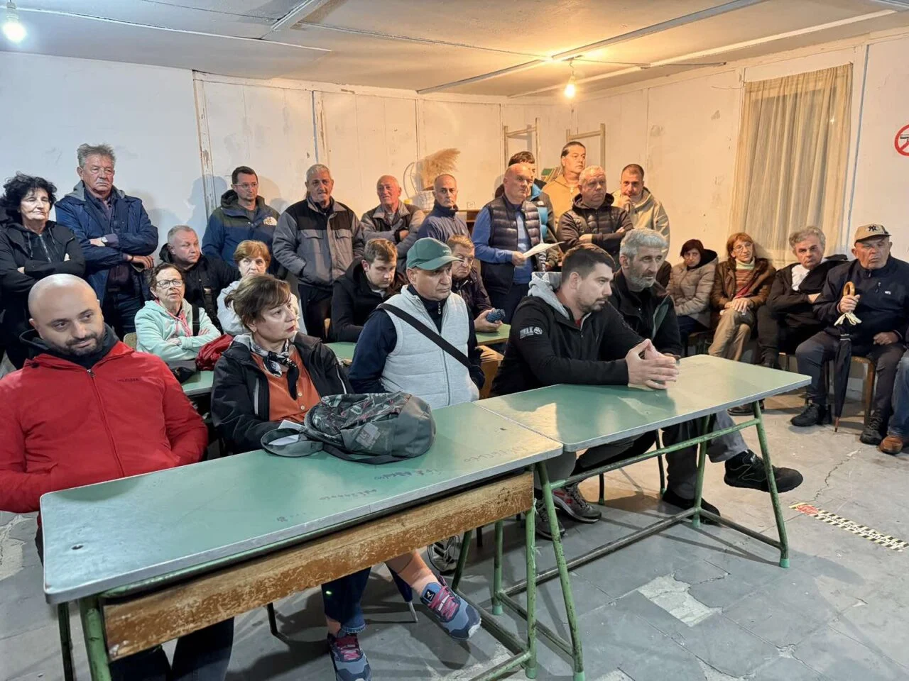 Решавање на проблемот со кучињата скитници, изградбата на паркинг-простор: Стаменкоска-Трајкоска на работна средба со жителите на Пржино