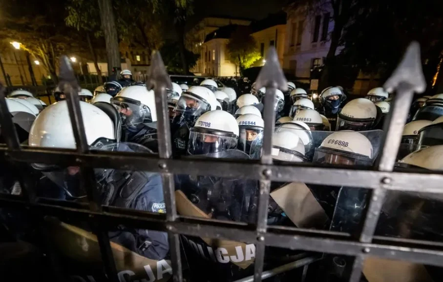 Судир меѓу претседателот и премиерот ја тресе Полска, полицијата распоредена пред Уставниот суд