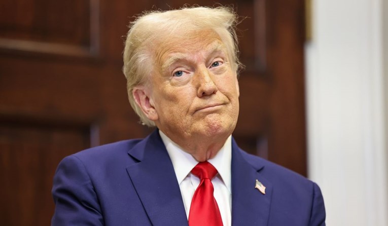 Трамп во офанзива пред конгресните избори: „Ве молам, преправајте се дека моето име е на гласачкото ливче“