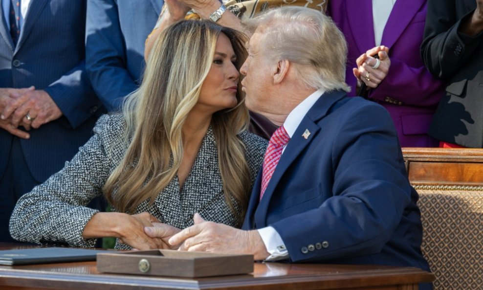 Трамп се доближи да ја бакне Меланија, таа ја сврте главата: Снимката предизвика поделени реакции