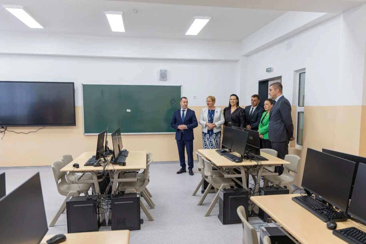 (Фото) Пуштено е во употреба реновираното основно училиште „Крсте Петков Мисирков“ во Ченто