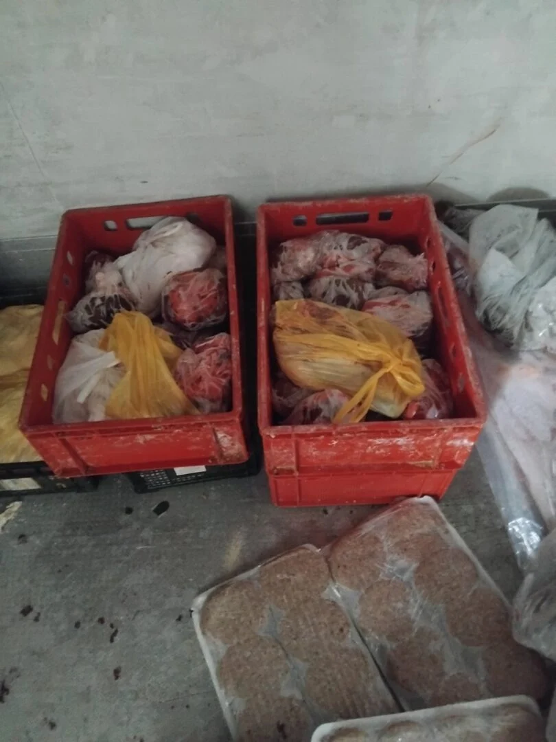 (Фото) Уништени 470 килограми ќебапи, плескавици и внатрешни органи пронајдени во нерегистрирана комора во Општина Василево, извести АХВ