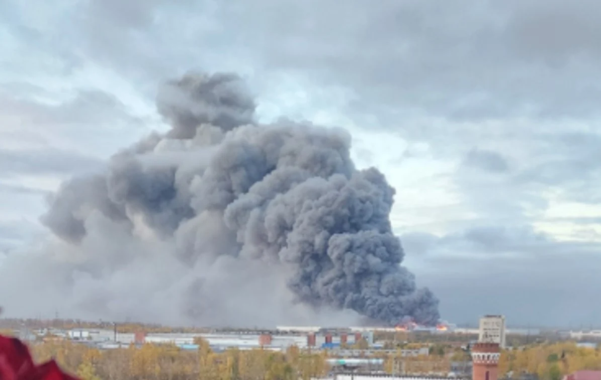 (Фото+видео) Украина со над 1.000 дронови ја нападна Русија, пожар во нафтен терминал во Санкт Петербург, има загинати и повредени