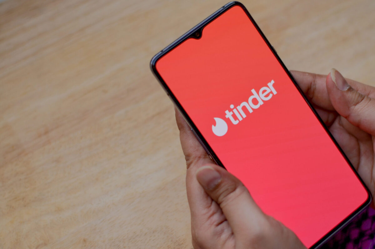 „Tinder Swindler“ лансира апликација – се бара од Apple и Google да ја блокираат